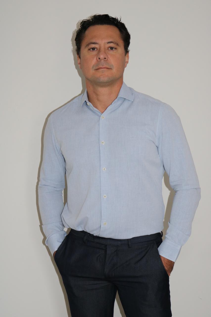 Dr. Gustavo Terra é Doutor, Mestre e Especialista em Implantodontia e Cirurgia Bucomaxilofacial