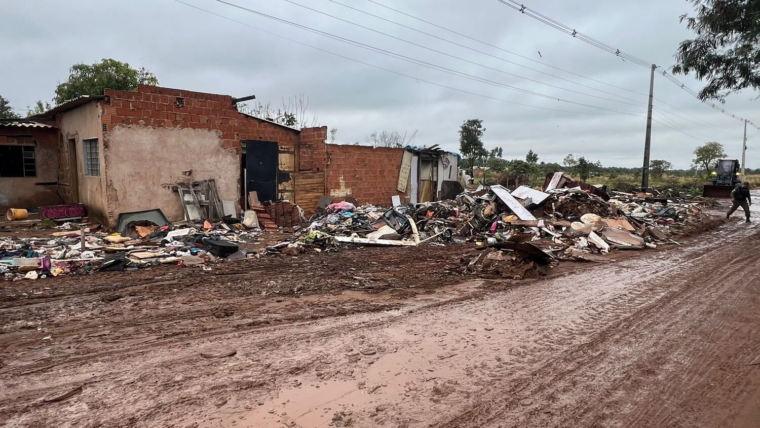 Descarte irregular de resíduos sólidos em via pública