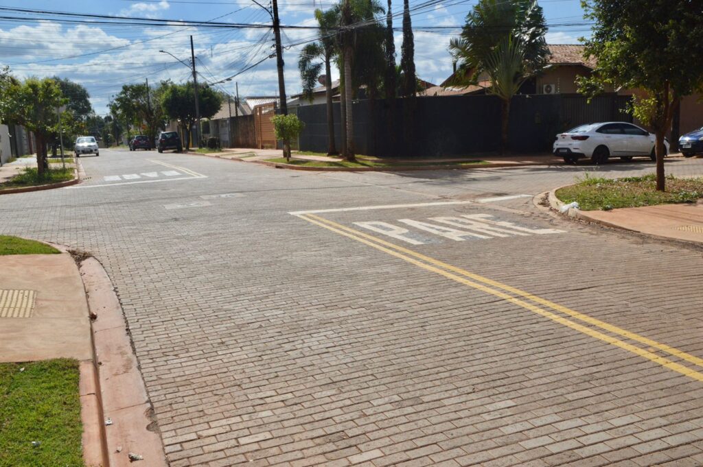 As ruas foram pavimentadas com blocos de concreto intertravados que facilitam a drenagem, preservam o meio ambiente e ajudam a prevenir alagamentos