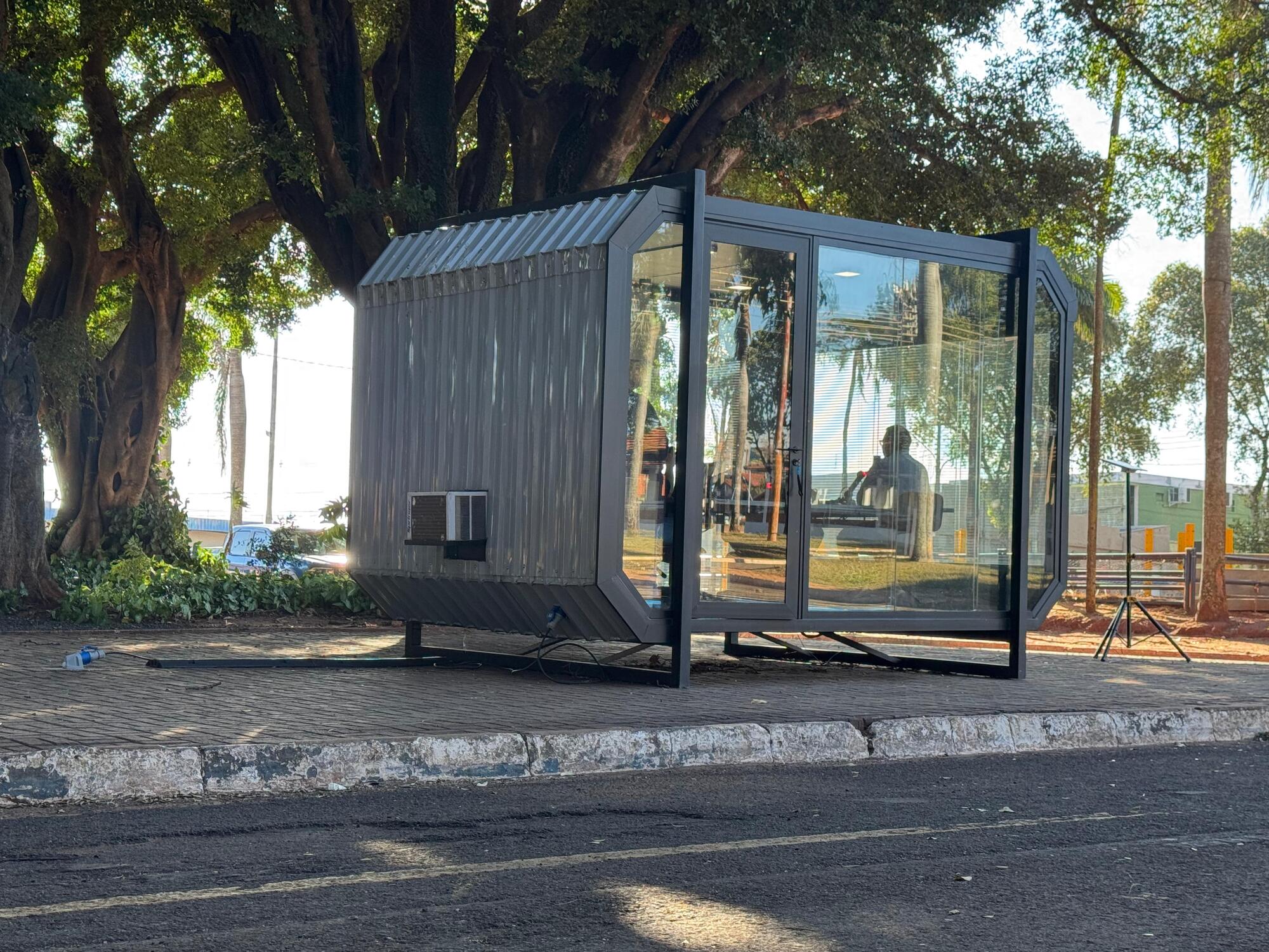 Cabine de vidro montada no coração do Parque de Exposições Laucídio Coelho, sede da Acrissul
