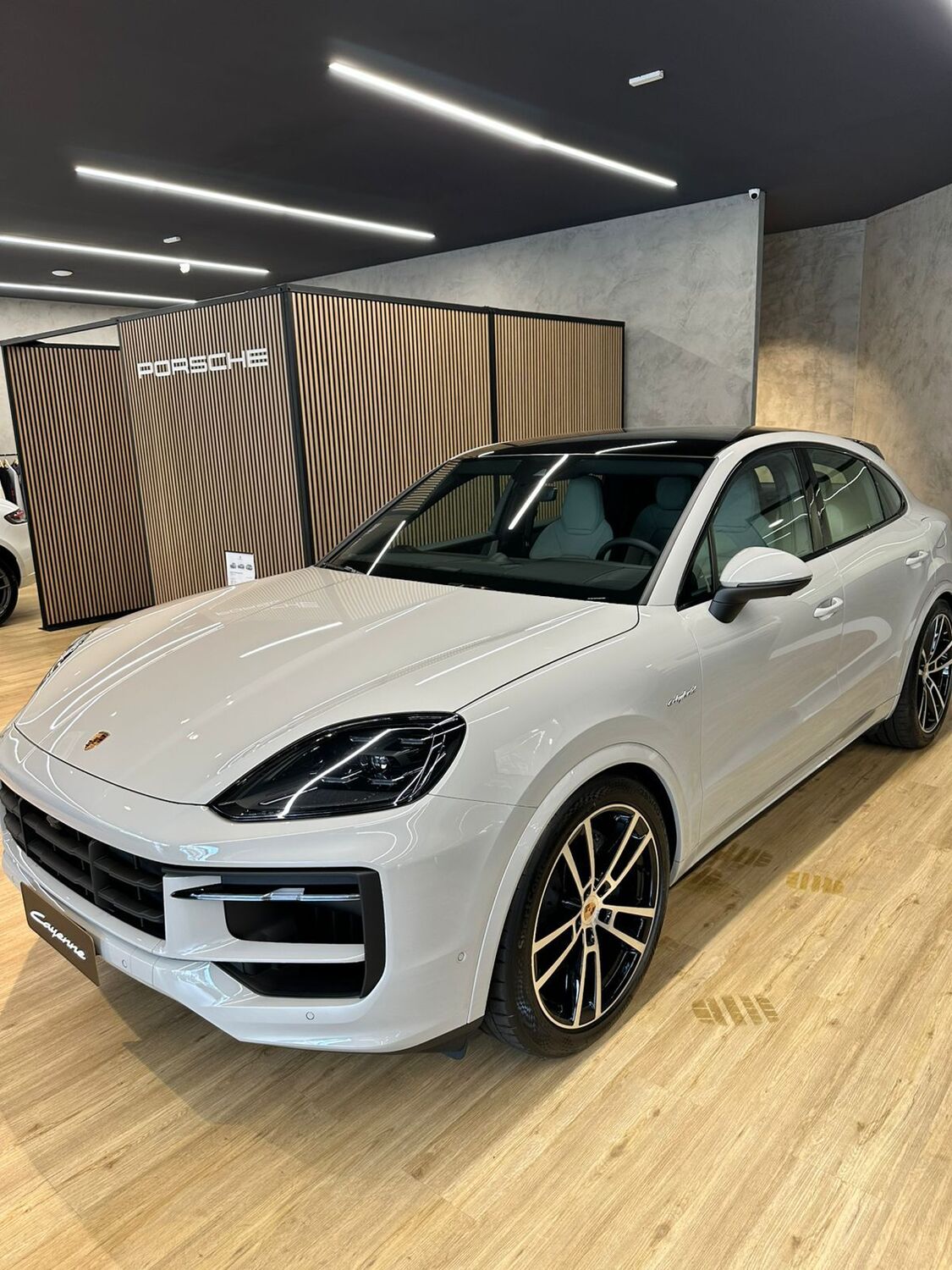 Porsche promove ação no Hospital de Câncer Alfredo Abrão em Campo Grande com carros esportivos