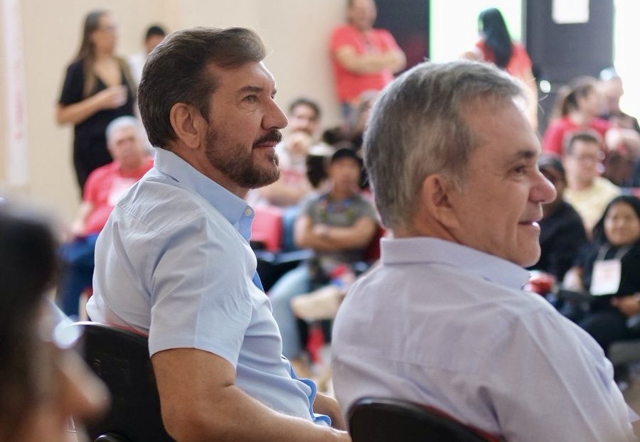 Pedro Kemp, novo presidente do PT em Campo Grande, ao lado do deputado federal Vander Loubet durante a posse no auditório da Fetems. 