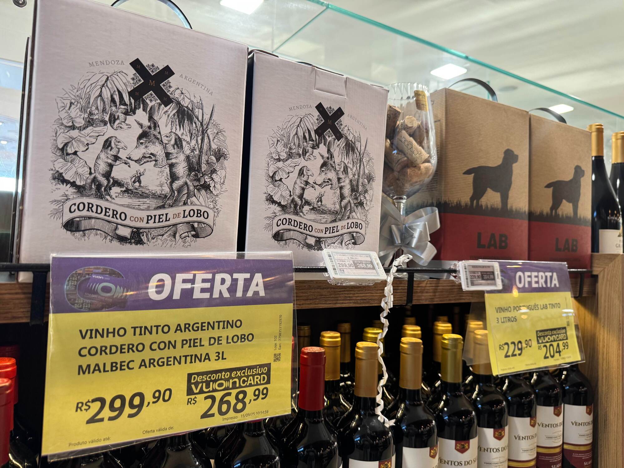 Vinhos em caixa (bag-in-box) expostos na prateleira: destaque para o argentino Cordero con Piel de Lobo e o português LAB