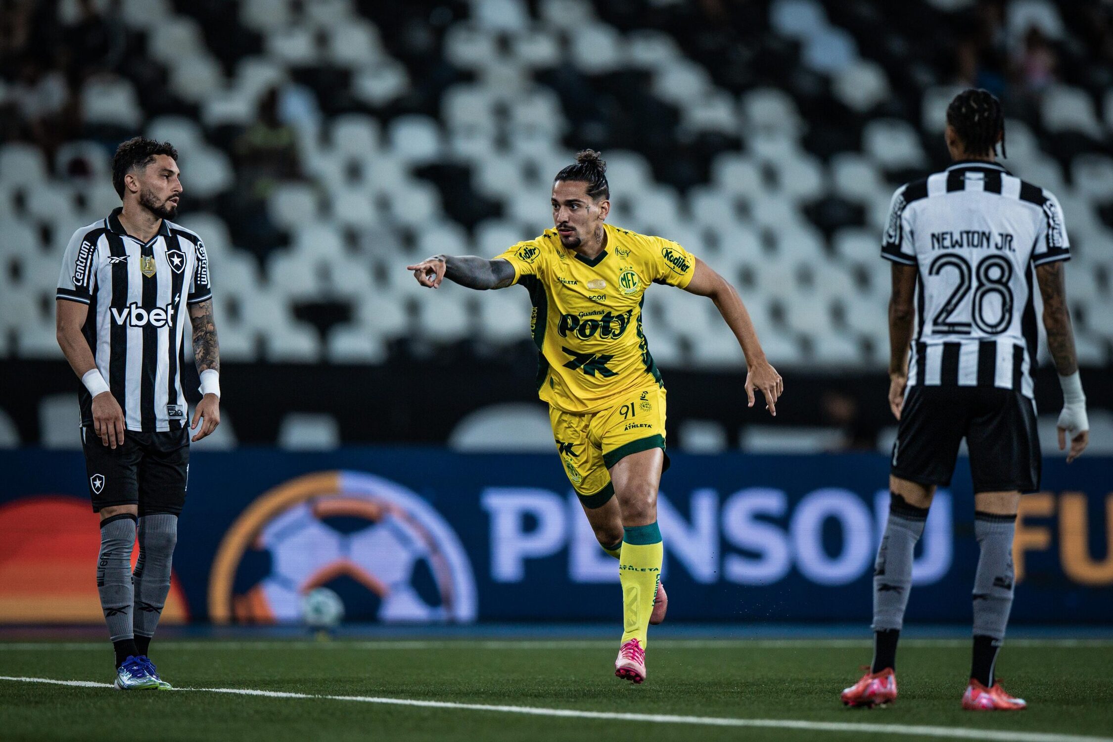 Chico da Costa descontou para o Mirassol quando Botafogo já vencia por 3 a 0.