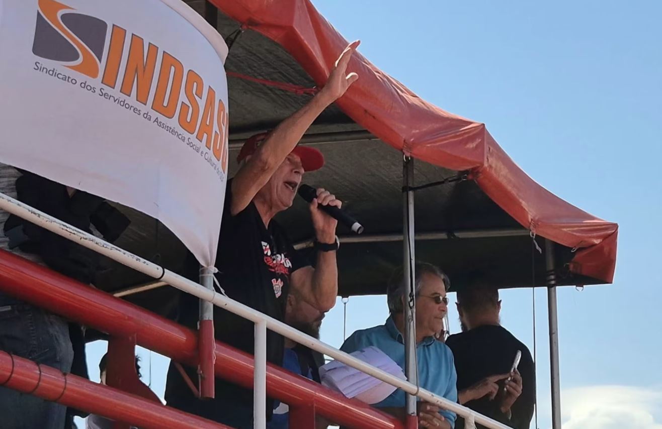 José Dirceu discursa durante protesto contra PEC da Blindagem.