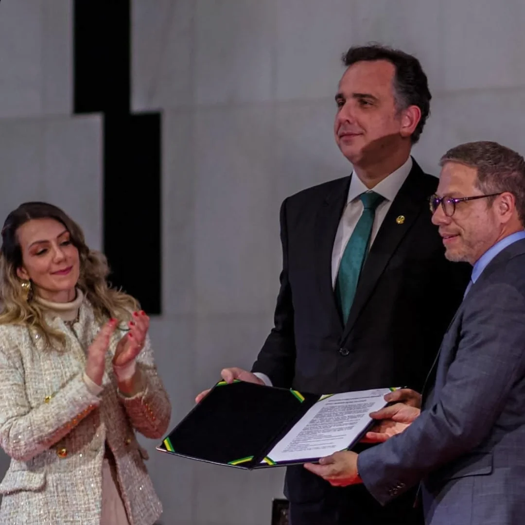 Ana Carolina Ali Garcia, procuradora-geral de MS, aplaude durante solenidade no Senado que oficializou a criação do Conap.