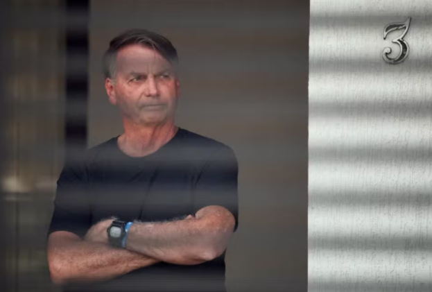 Jair Bolsonaro acompanha julgamento do STF em prisão domiciliar, com presença dos filhos Carlos e Jair Renan