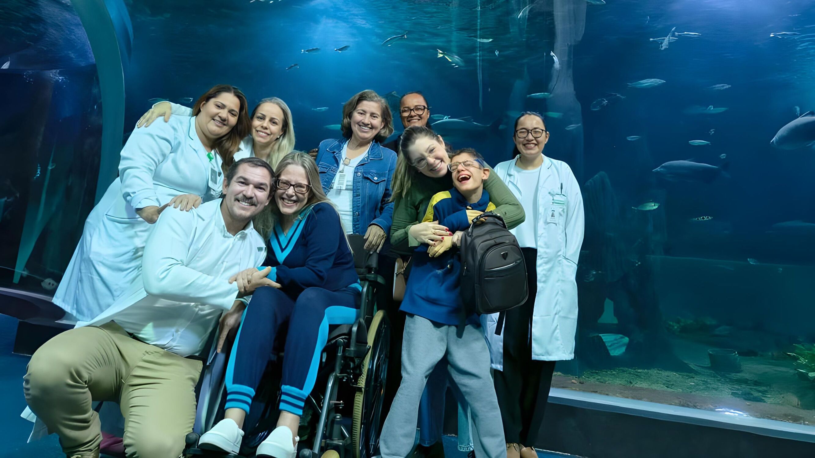 Giselle ao lado de familiares e equipe multiprofissional da Unimed durante passeio no Bioparque Pantanal, em Campo Grande.