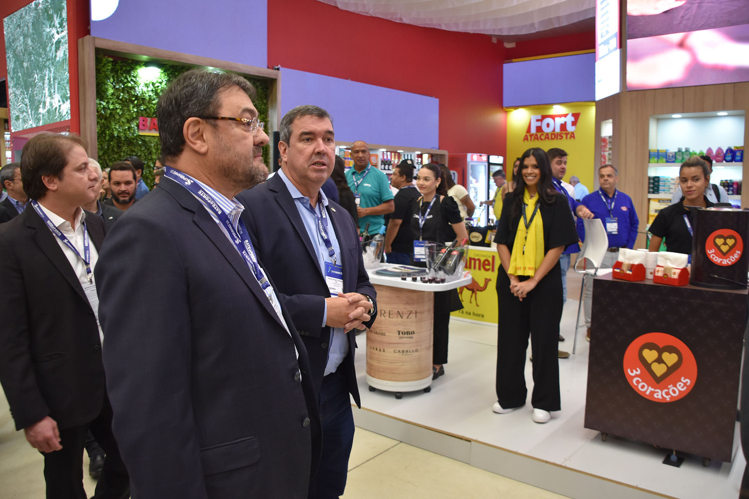 Sérgio Longen visita estandes da feira ao lado de representantes do setor, autoridades e do governador Eduardo Riedel; evento deve movimentar R$ 70 milhões em negócios.