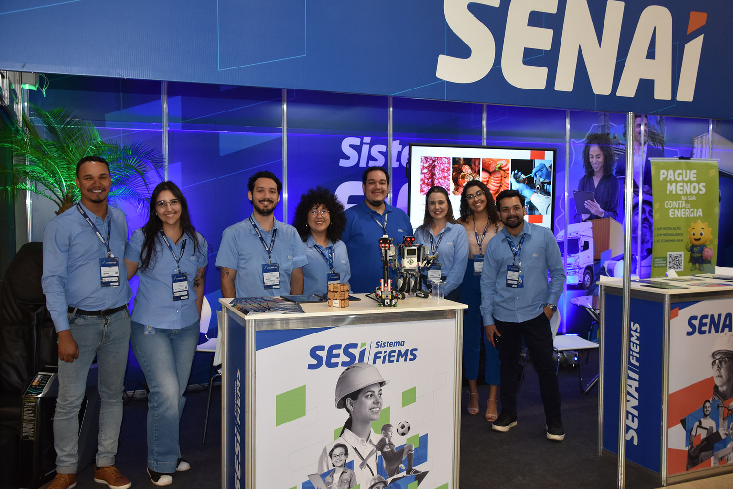 Equipe do Senai e Sesi apresenta soluções em eficiência energética, inovação e qualificação profissional no estande da Fiems na SuperAMAS'25.