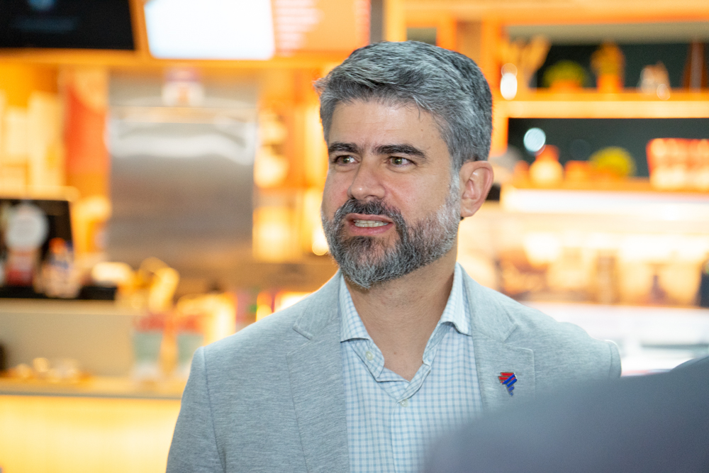 Eduardo Macedo, head de Assuntos Públicos da Latam Brasil, durante evento que marcou o anúncio dos novos voos para Bonito e Dourados.