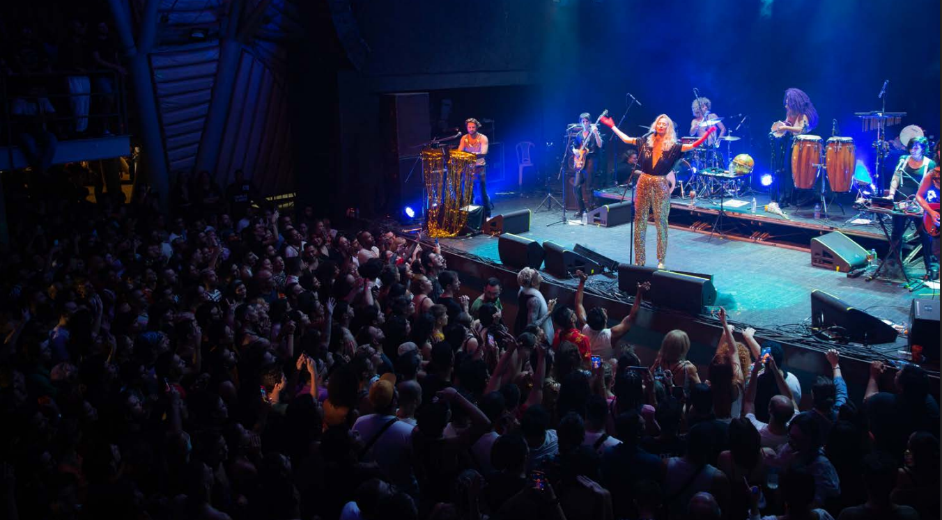Letrux leva poesia, dança e emoção ao palco do Parque do Ipês neste domingo em show de encerramento do FIT