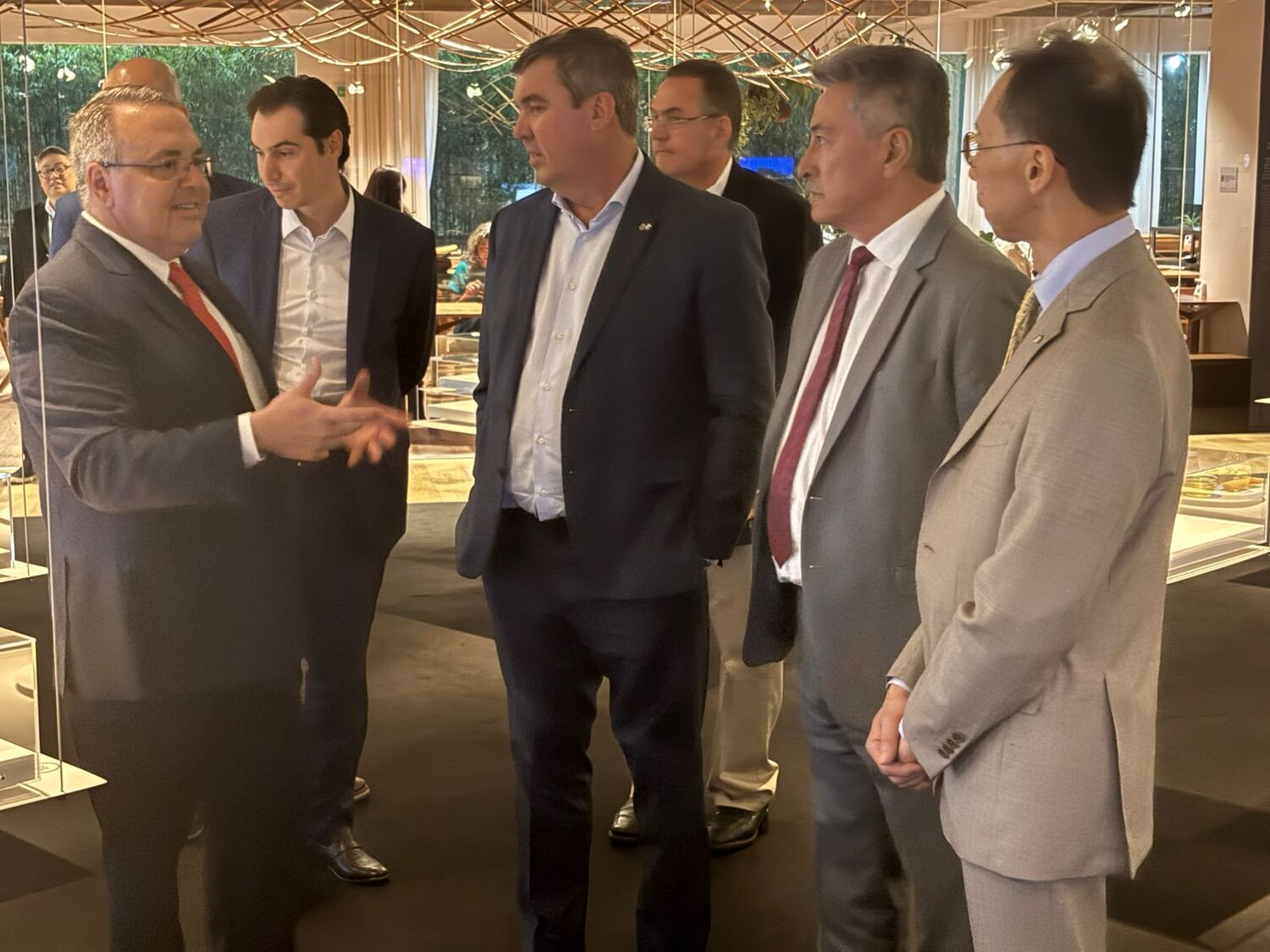 Autoridades sul-mato-grossenses e japonesas visitam mostra cultural em São Paulo durante evento logístico.