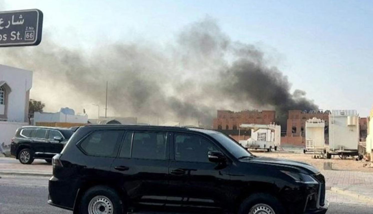 Esta captura de tela, obtida de uma filmagem da AFPTV, mostra a fumaça subindo após explosões na capital de Doha, Catar, em 9 de setembro de 2025.