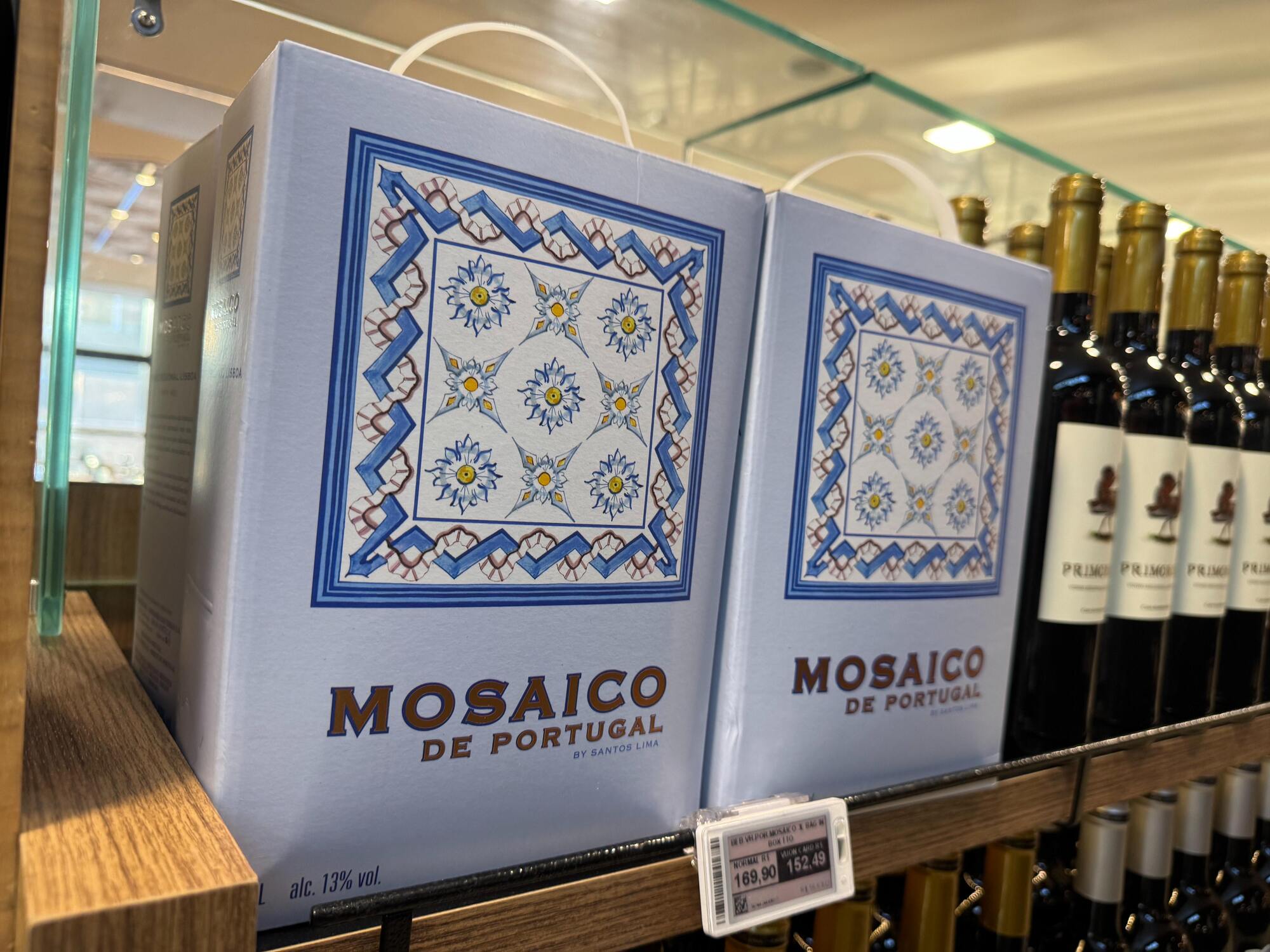 Vinho Mosaico de Portugal em embalagem de 3 litros: rótulo inspirado nos tradicionais azulejos portugueses