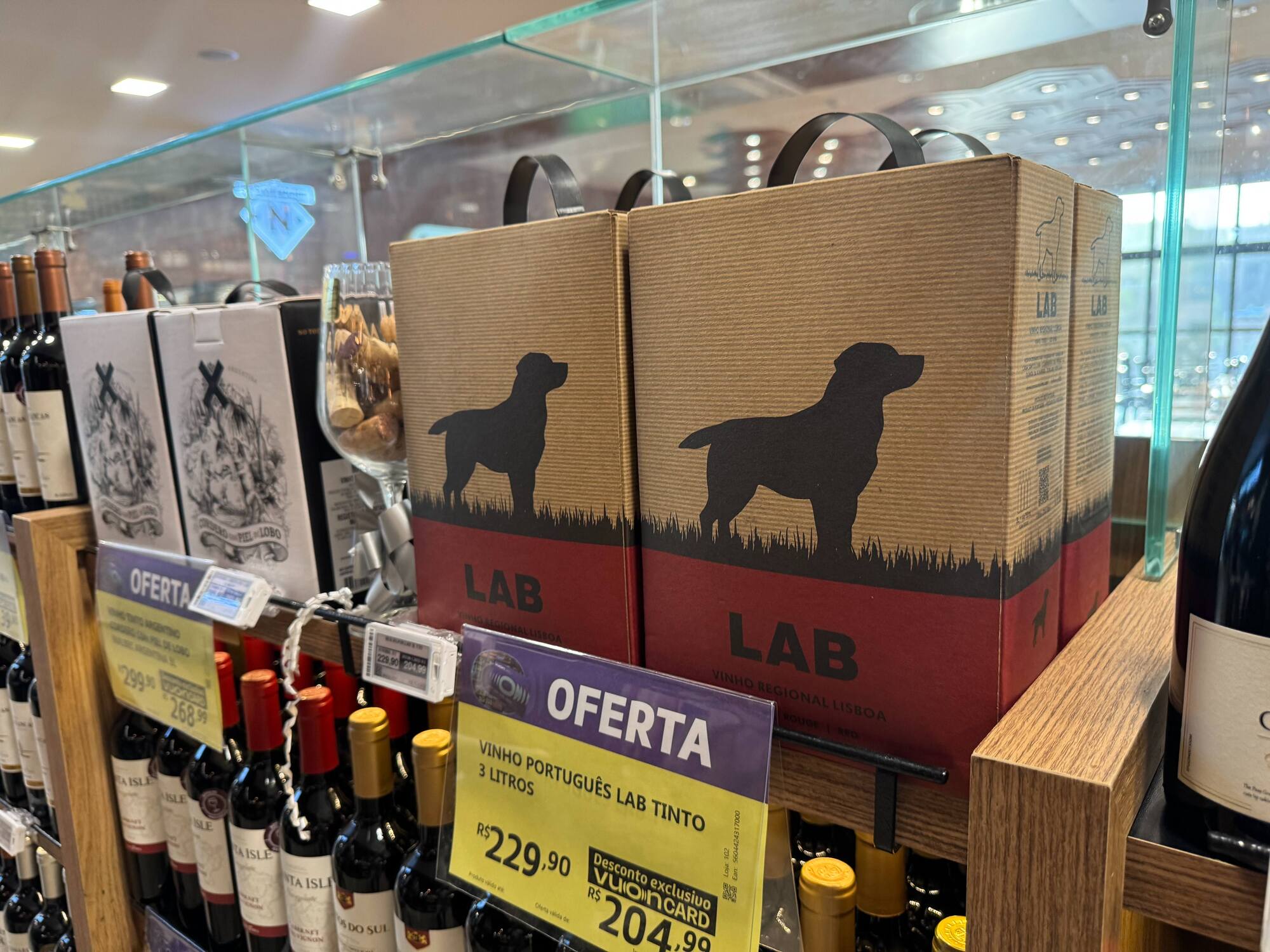 Caixa do vinho português LAB, Vinho Regional Lisboa, de 3 litros, identificado pelo ícone do Labrador. Preço: R$ 229,90 (R$ 204,99 com VUON Card)
