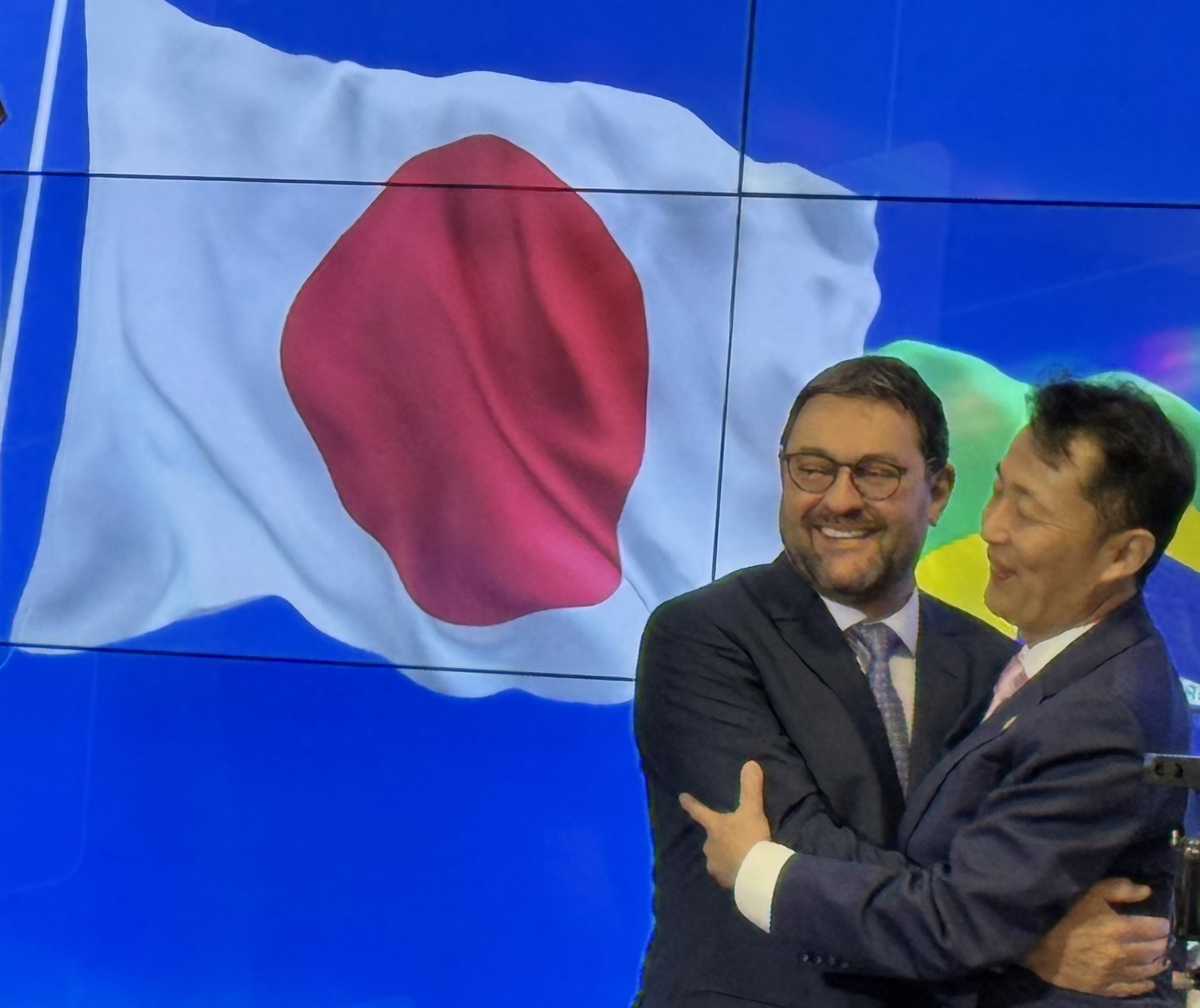 Sérgio Longen e o embaixador do Japão, Teiji Hayashi, se abraçam durante a cerimônia de nomeação.