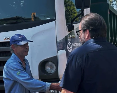 Durante vistoria das obras, Thiago Monteiro cumprimenta trabalhadores que atuam na recuperação das vias. Operação segue por outros bairros nos próximos dias.
