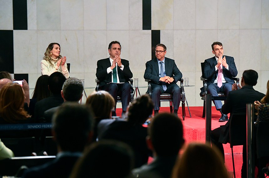 Autoridades aplaudem durante a cerimônia de lançamento do Conap no Congresso Nacional.
