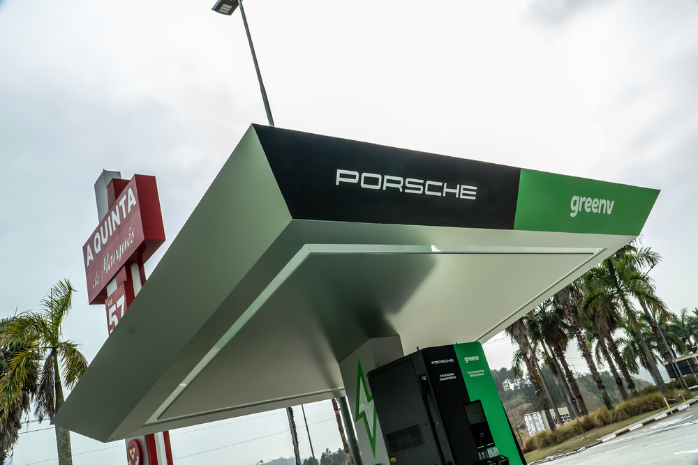 Estrutura moderna da estação Porsche + GreenV, instalada no km 57 da Castello Branco, reforça avanço da mobilidade elétrica no Brasil.