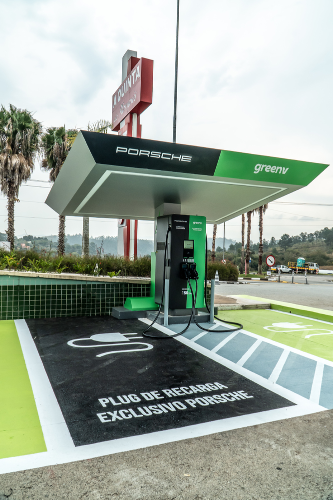 Detalhe da estação ultrarrápida de 150 kW, que conta com plug exclusivo para veículos Porsche e outro aberto a diferentes marcas.