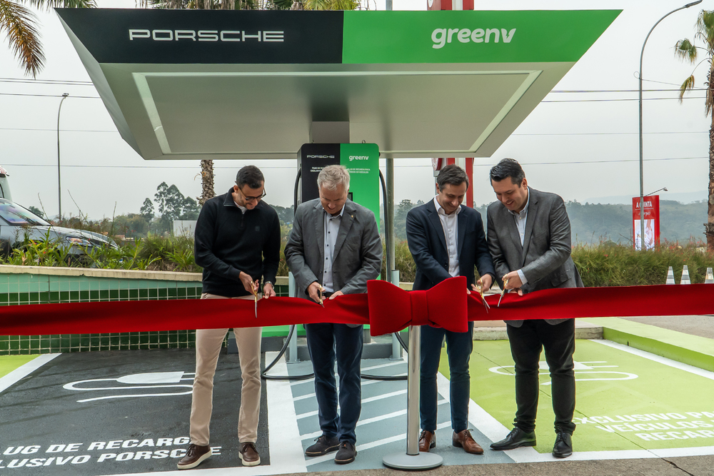 Executivos cortam a faixa de inauguração da primeira estação Highway Charging 3.0, em São Paulo.