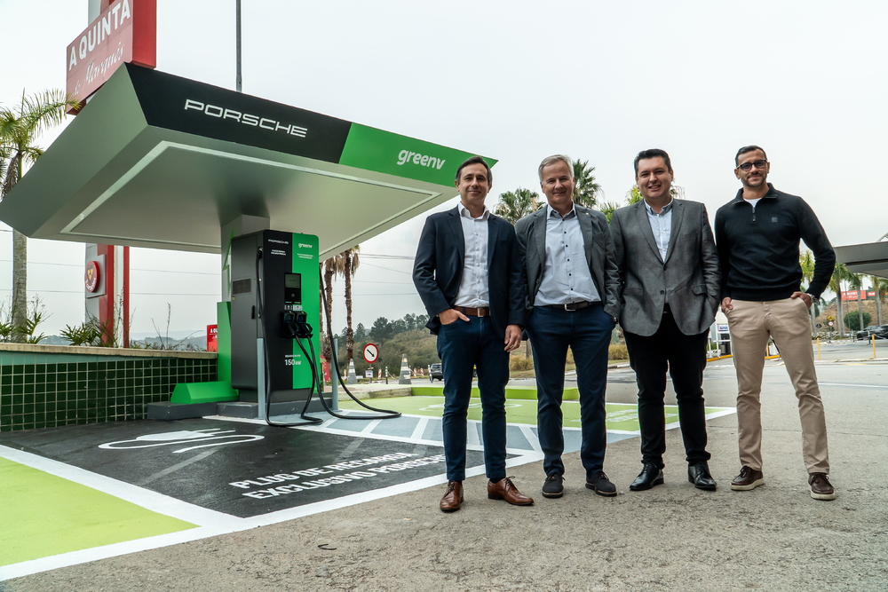 Executivos da Porsche e da GreenV posam na inauguração da primeira estação do novo ciclo de investimentos em eletromobilidade.