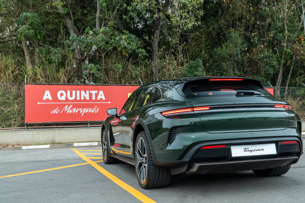 Porsche Taycan chega ao ponto de recarga no restaurante A Quinta do Marquês, no km 57 da Rodovia Castello Branco.