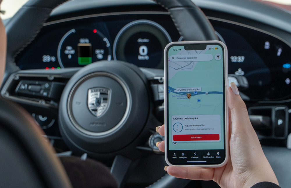 Aplicativo da Porsche mostra fila virtual para recarga no ponto