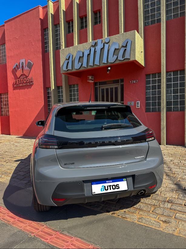 Traseira com linhas modernas e assinatura visual em LED reforçam o perfil esportivo do 208 GT.