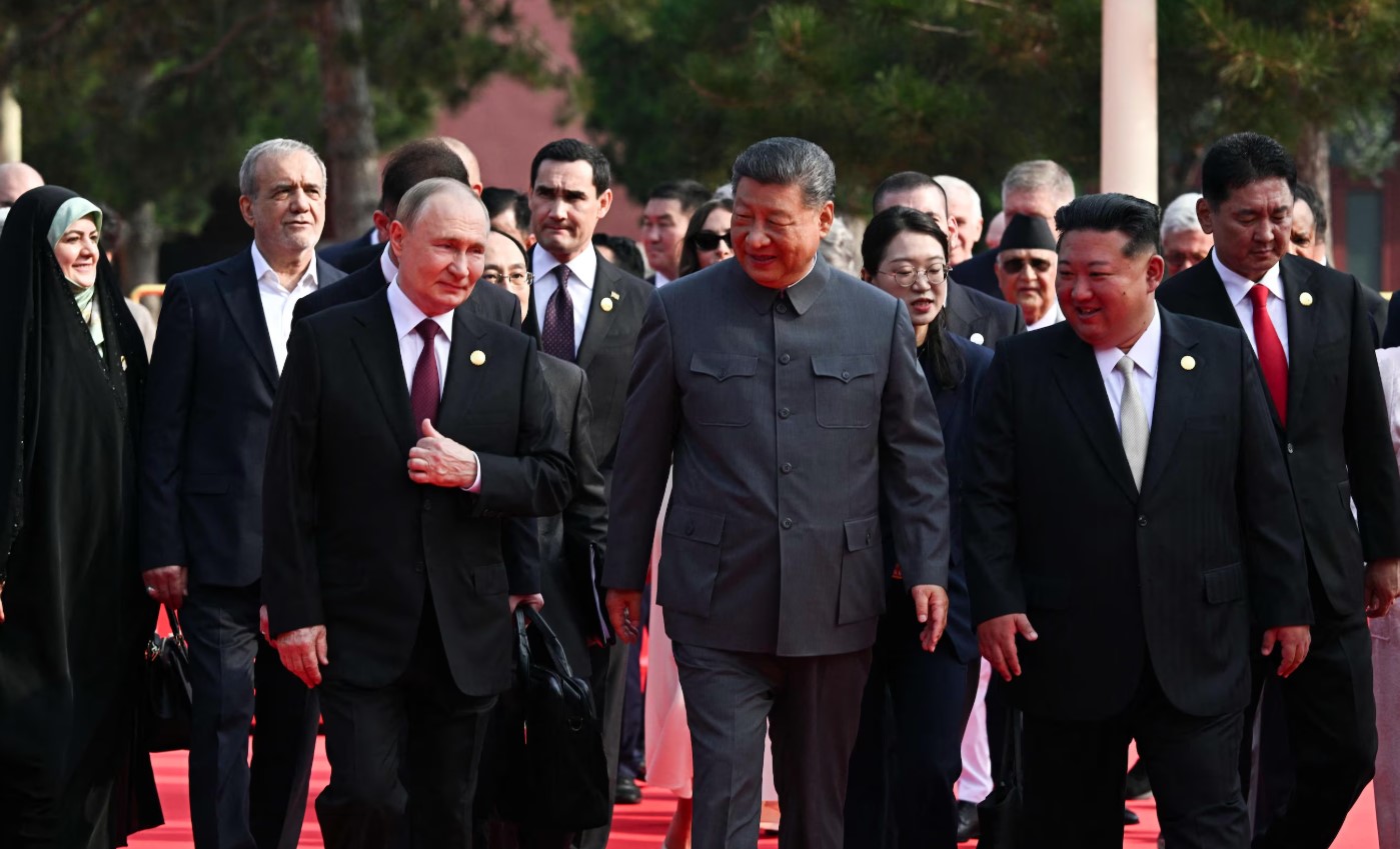 O presidente russo Vladimir Putin caminha com o presidente chinês Xi Jinping e o líder norte-coreano Kim Jong Un