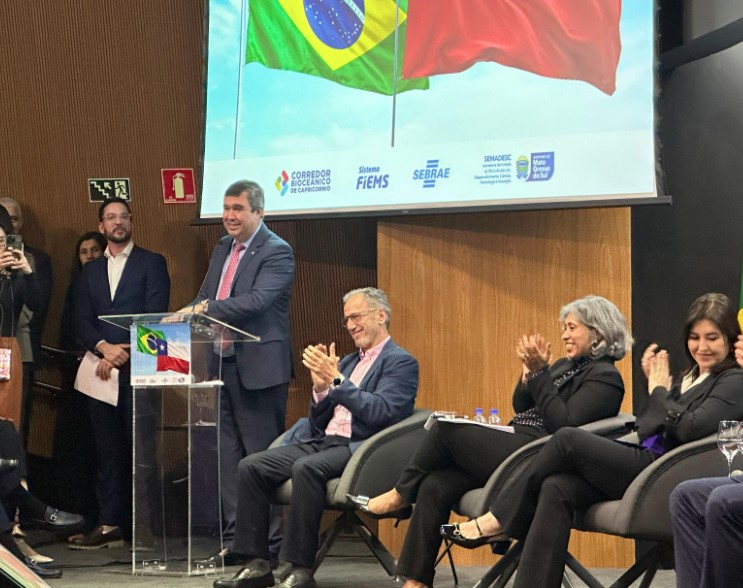 Governador Eduardo Riedel e o ministro chileno Nicolás Grau celebram a cooperação entre Brasil e Chile durante a Rodada de Negócios