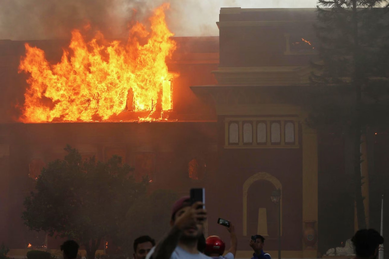 Fumaça sai da Casa Presidencial em chamas, incendiada por manifestantes em Katmandu em 9 de setembro de 2025, um dia após manifestações contra a proibição das redes sociais