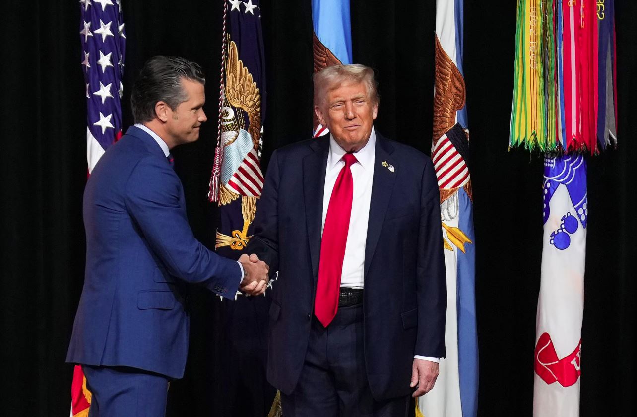 O presidente dos Estados Unidos, Donald Trump, cumprimenta o secretário de Defesa dos EUA, Pete Hegseth, em uma base militar na Virginia.