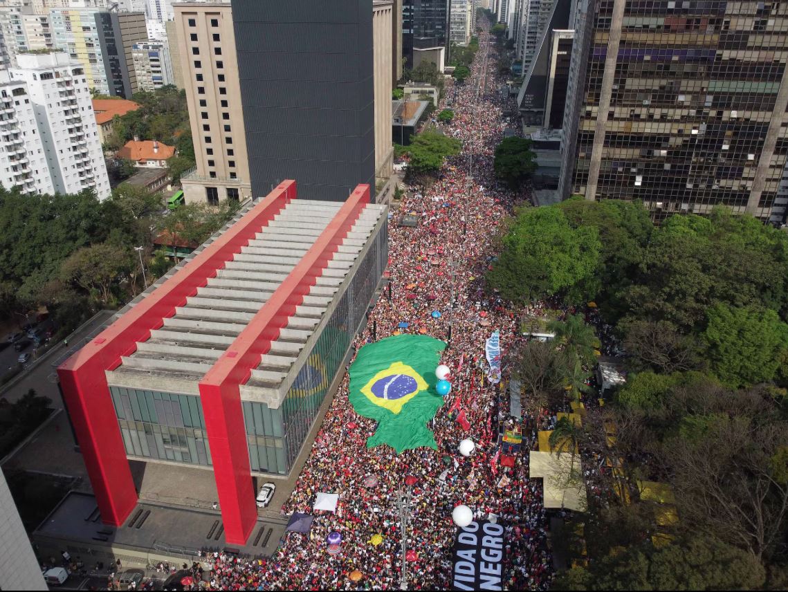 Imagem aérea do ato contra a PEC da Blindagem e o projeto da anistia, na Avenida Paulista, região central de São Paulo.