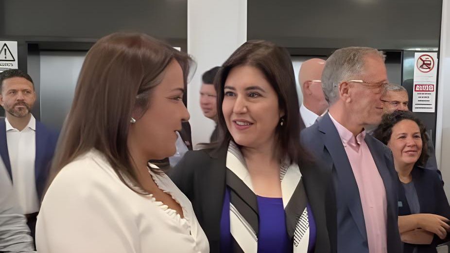 A prefeita de Campo Grande, Adriane Lopes, e a ministra do Planejamento, Simone Tebet, conversam durante a Rodada de Negócios BrasilChile, realizada na sede da Fiems, na manhã desta quarta-feira (03), em Campo Grande