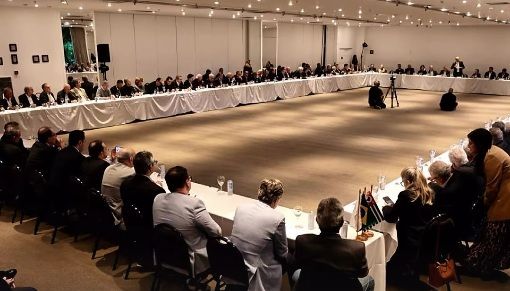 Primeira reunião da nova diretoria da Fiesp reúne líderes empresariais e políticos em São Paulo; destaque para presença de Tereza Cristina no centro da mesa.