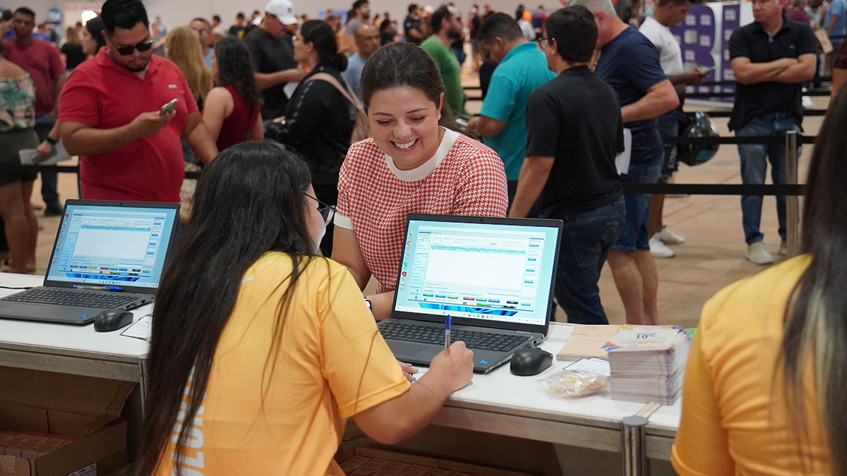 Voluntários da Corrida do Pantanal se alinham para a entrega de medalhas aos participantes ao final da prova