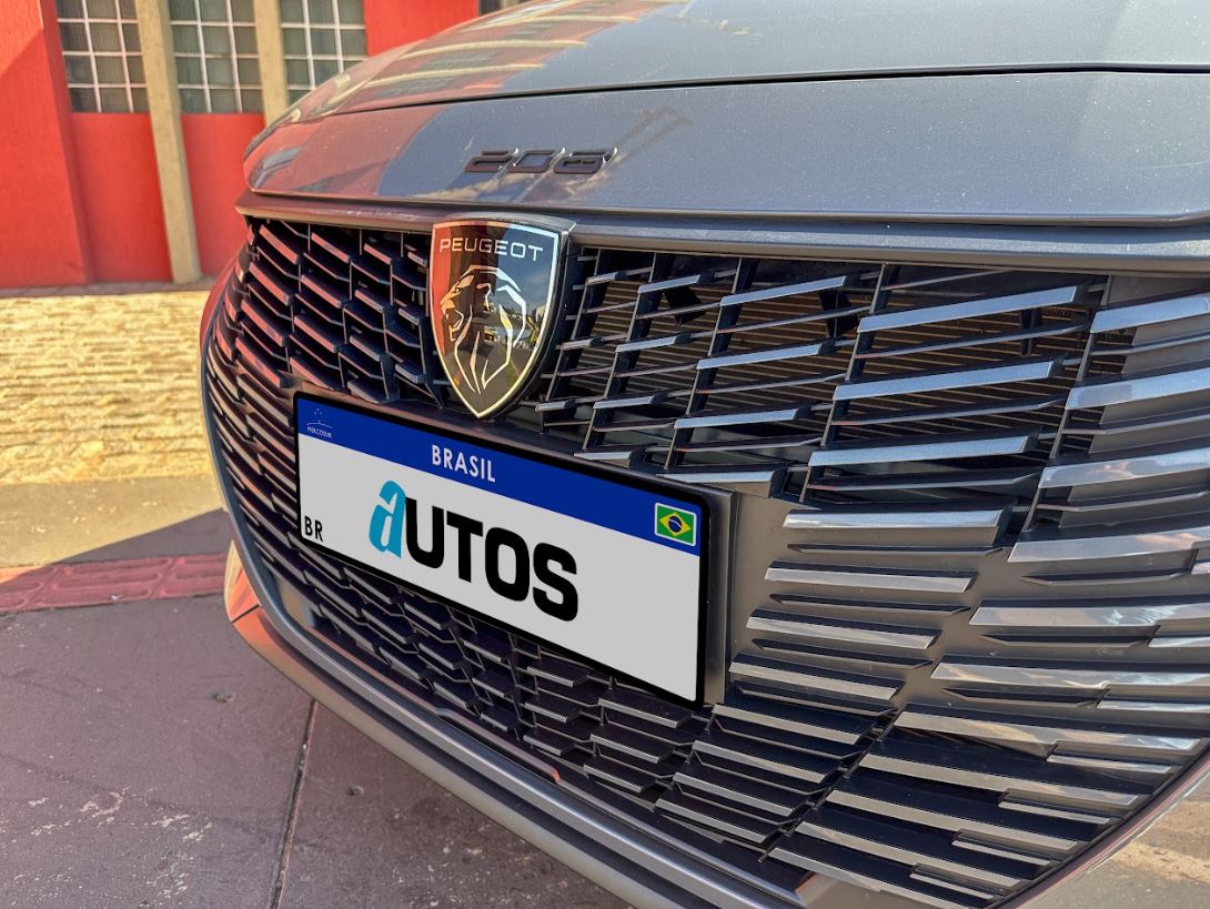 Grade frontal com novo logotipo da Peugeot e visual marcante mostram a identidade forte do modelo.