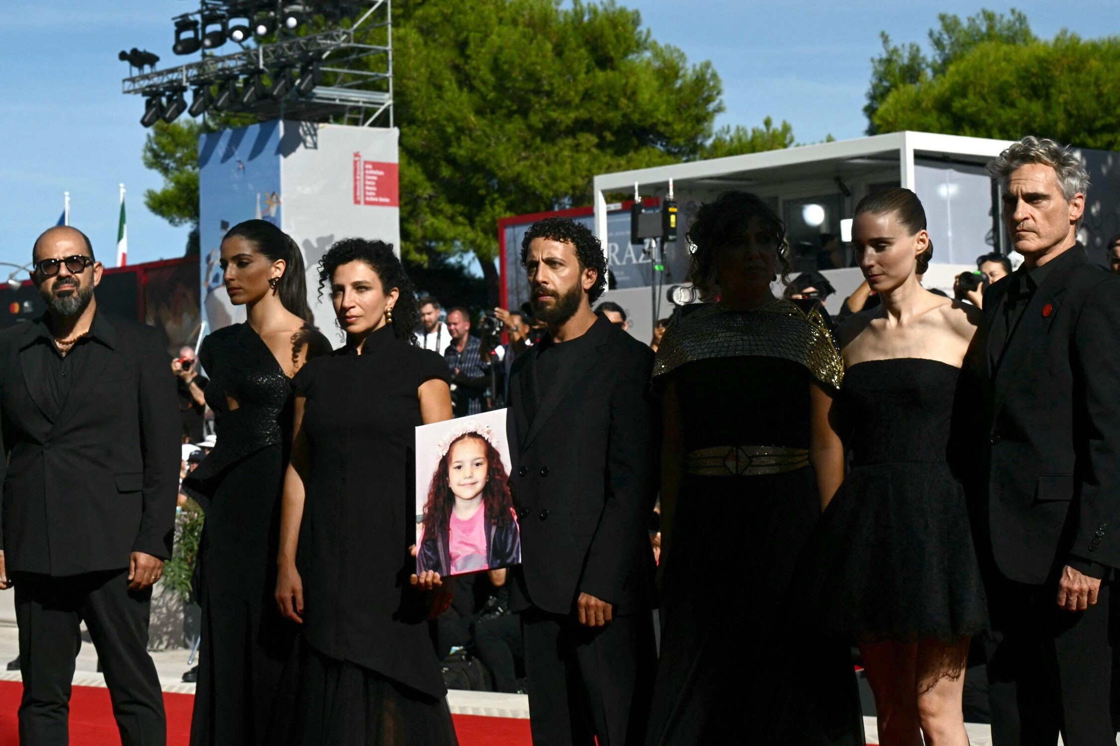A equipe do filme 'The Voice of Hind Rajab' posa no tapete vermelho para a estreia no Festival de Veneza; Os atores Amer Hlehel, Saja Kilani, Clara Khoury e Motaz Malhees aparecem ao lado da cineasta Kaouther Ben Hania e dos astros Joaquin Phoenix e Roone