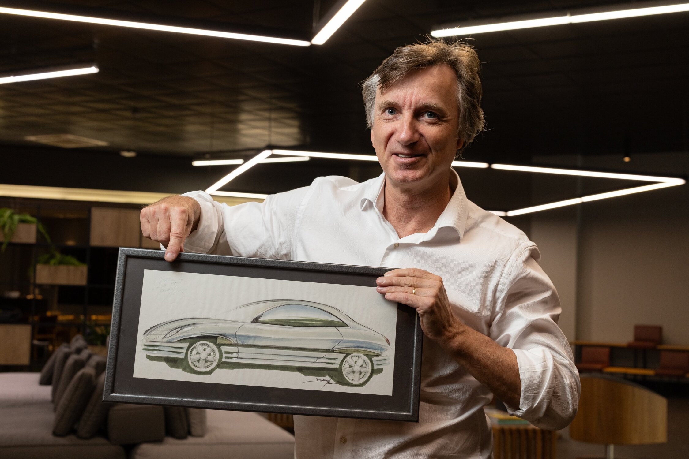 Peter Fassbender exibe o desenho original assinado por Chris Bangle, que inspirou o design do Fiat Coupé.