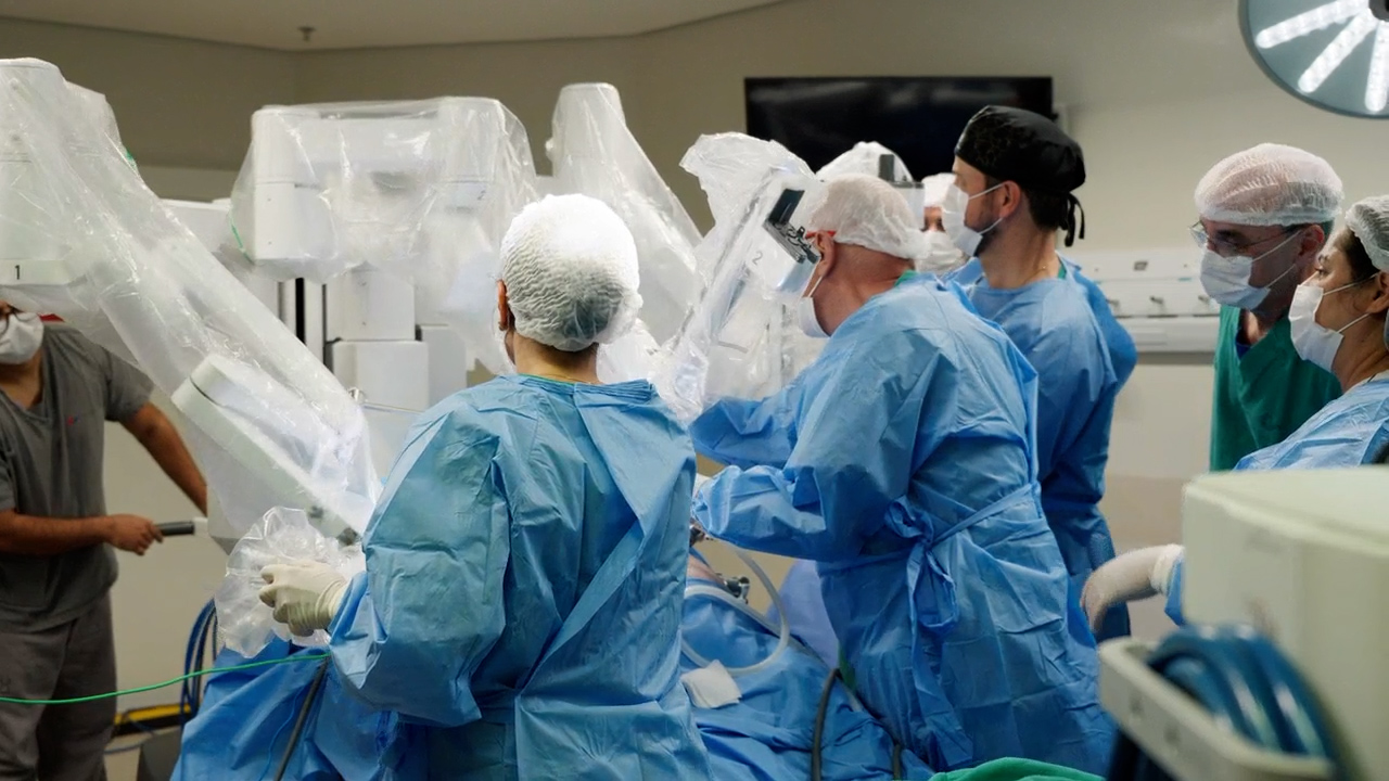 Equipe médica conduz cirurgia robótica de gastroplastia metabólica com tecnologia de ponta
