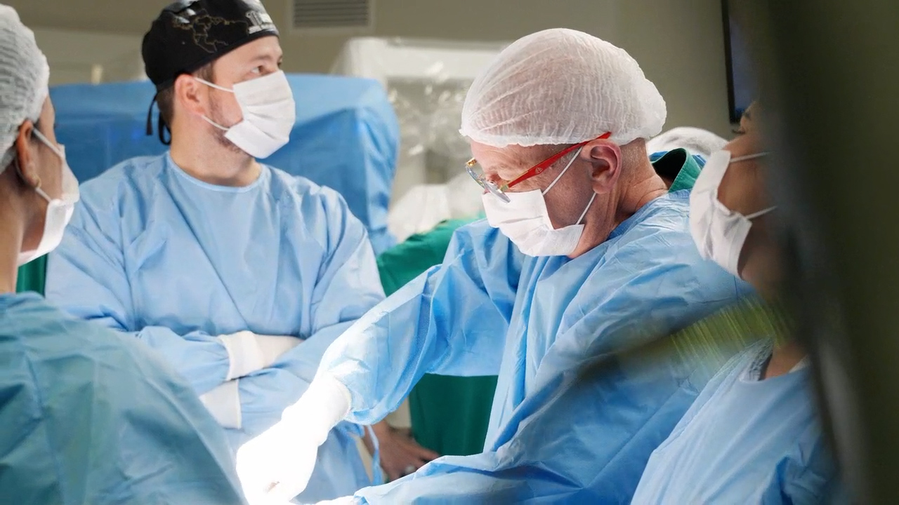 Cirurgiões durante procedimento robótico no Hospital Cassems, em Campo Grande