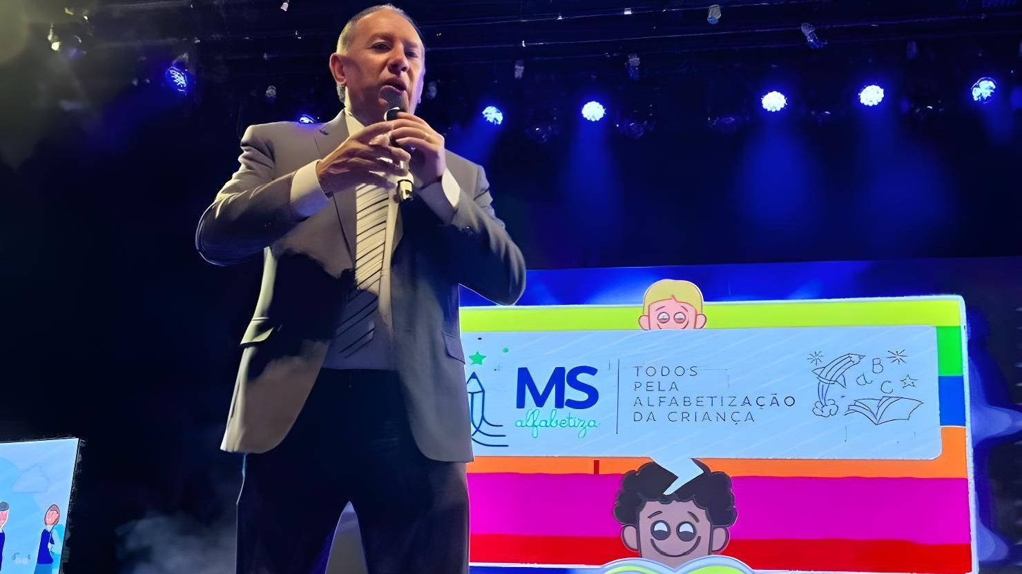 Presidente da Assembleia Legislativa, Gerson Claro, fala durante a premiação do programa MS Alfabetiza, em junho de 2023, em Campo Grande.