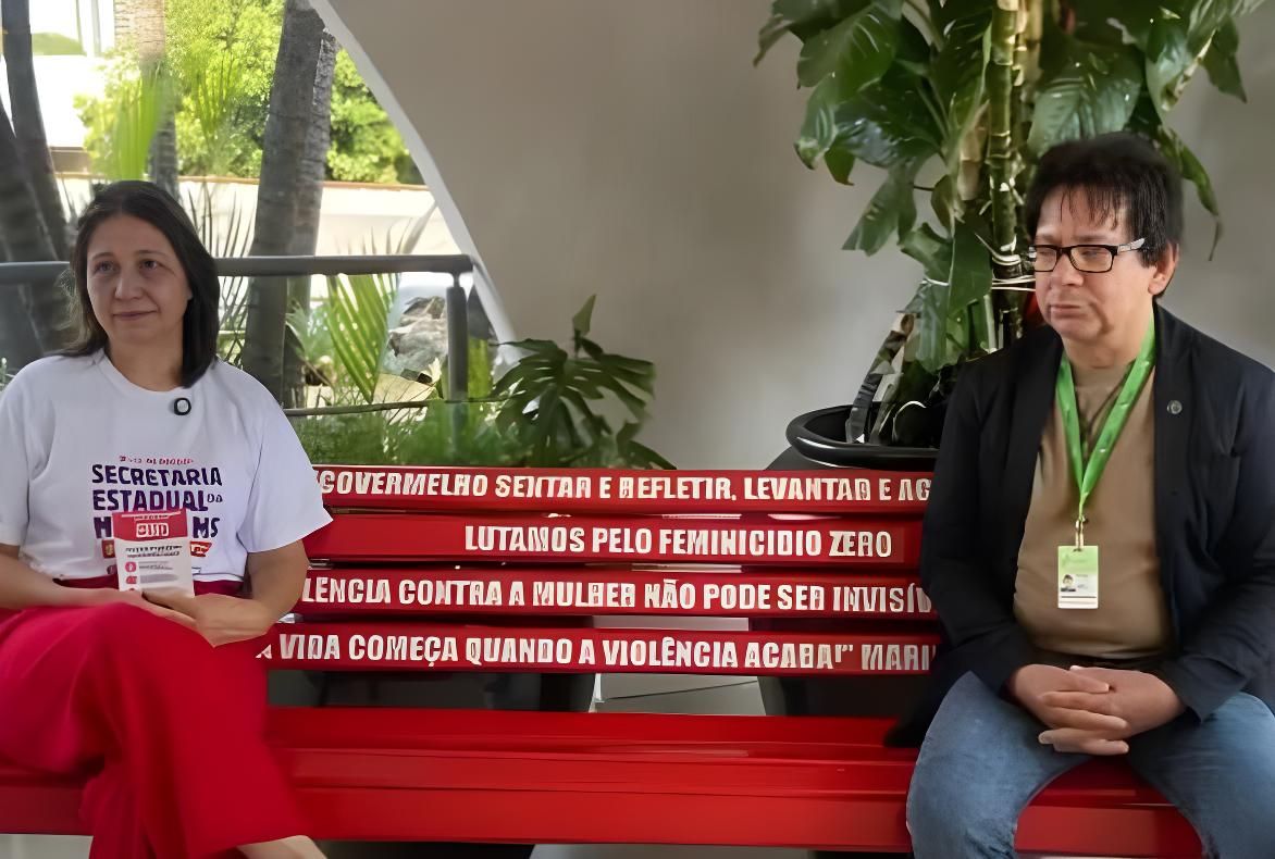 A vereadora Luiza Ribeiro e o superintendente da Conab-MS, Agnaldo Dias, participam da campanha do Banco Vermelho, reforçando o compromisso com o fim da violência contra a mulher.