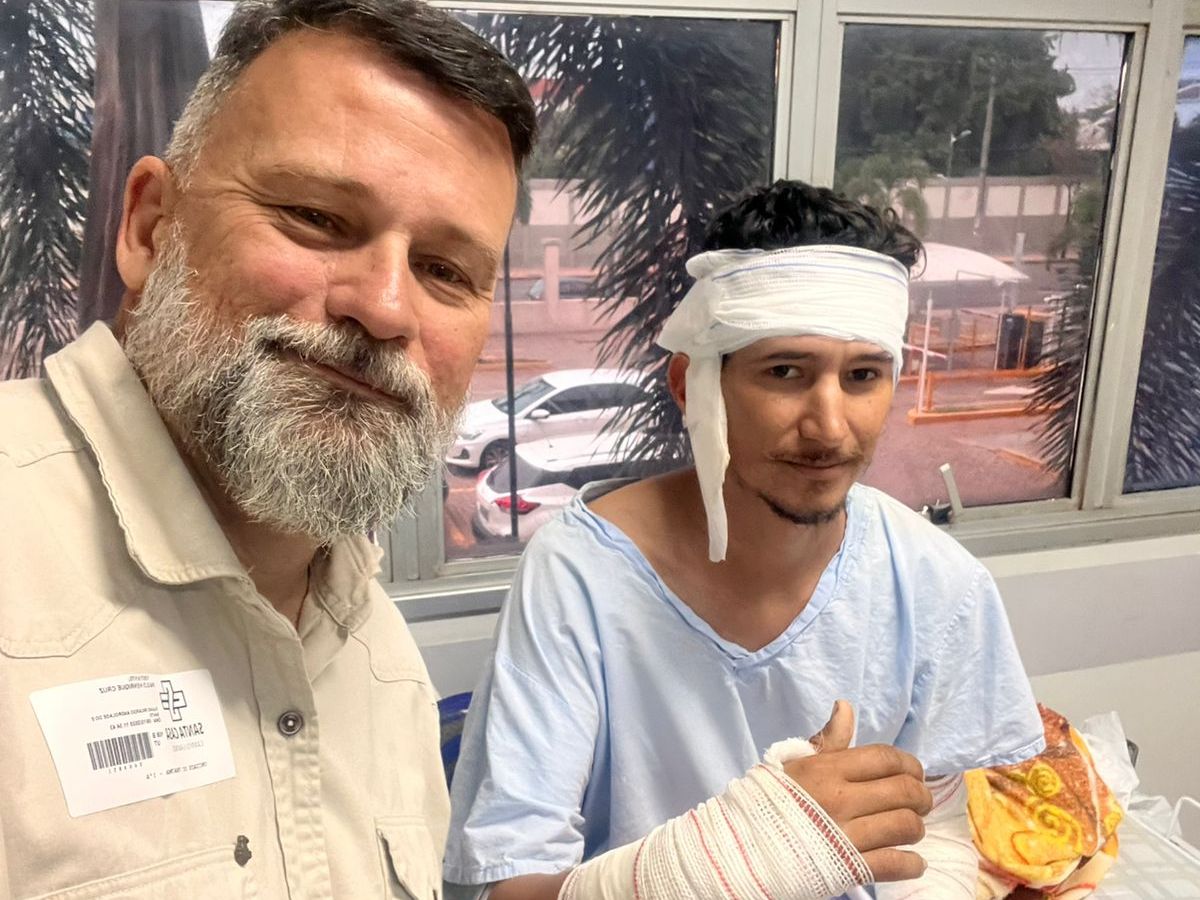 Peão atacado por onça reencontra jornalista que conheceu anos antes durante expedição no Pantanal