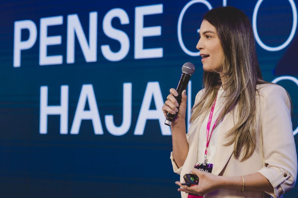 A comunicadora Mariana Alves compartilha experiências sobre produção radiofônica no painel