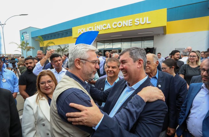 o secretário executivo do Ministério da Saúde, Adriano Massuda e o governador Eduardo Riedel