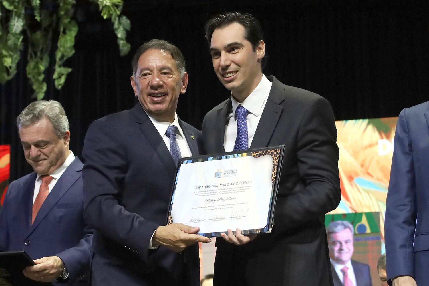 Título de Cidadão Sul-Mato-Grossense celebrou nomes como o secretário de Governo e Gestão Estratégica, Rodrigo Perez Ramos, que recebeu a homenagem das mãos do presidente da Alems, deputado Gerson Claro