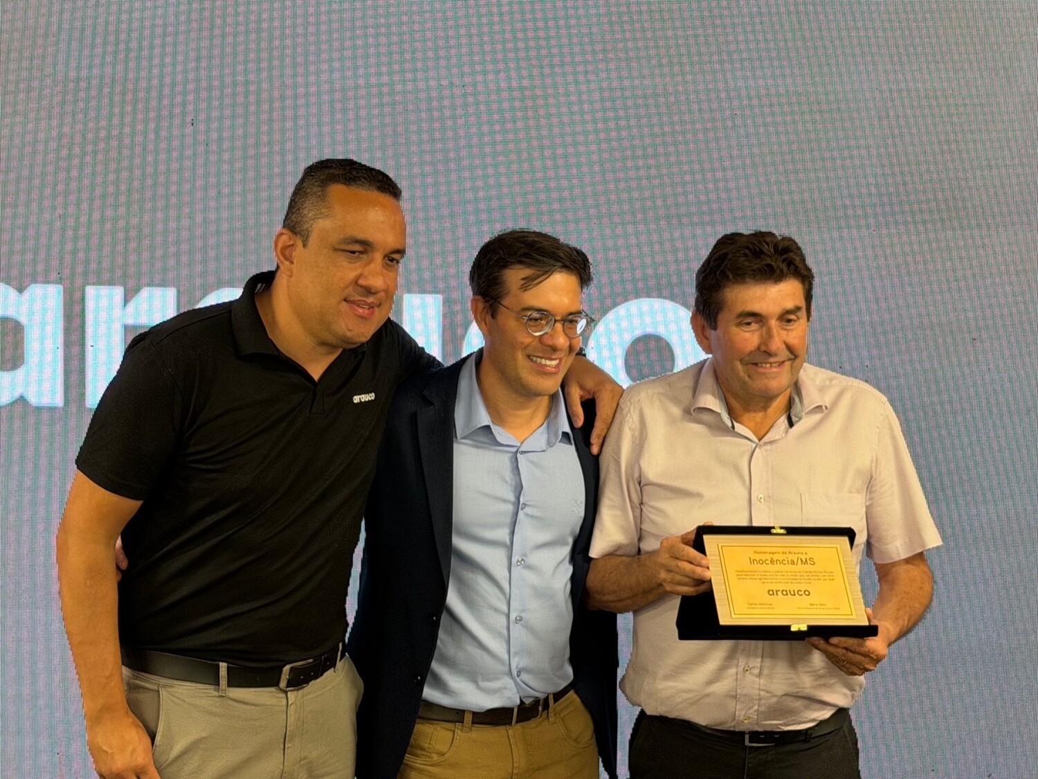 Minitão, diretor da Arauco Brasil, Mário José de Souza Neto, vice-presidente de Madeiras, e o prefeito Toninho da Cofapi durante homenagem ao município de Inocência.